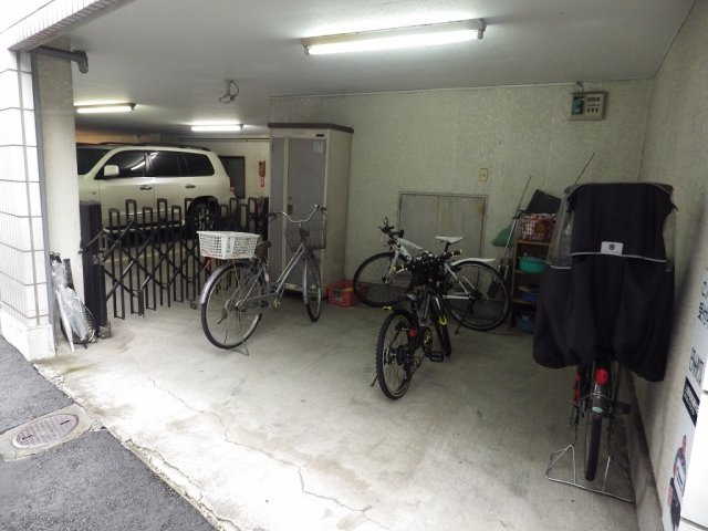 Housekul千駄木ビルの駐車場