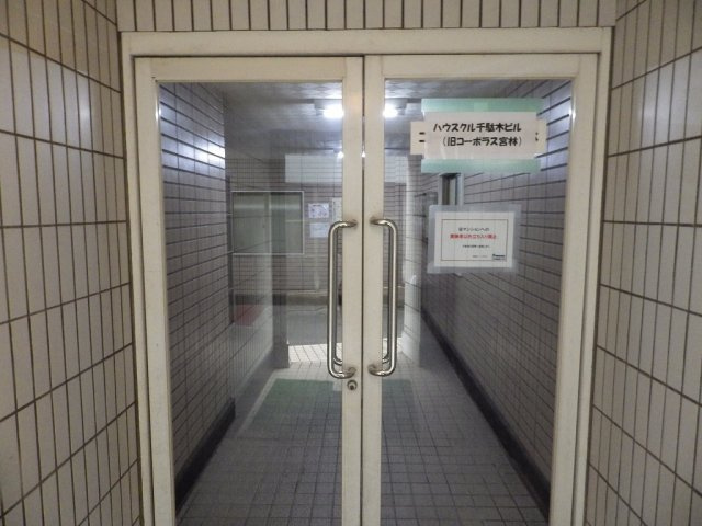 Housekul千駄木ビルのエントランス