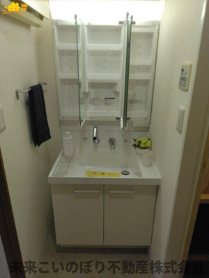 【独立洗面台】 | ダイアパレス春日部センタースクエア | 鏡の裏は収納になっています。
スッキリ収納ができます！