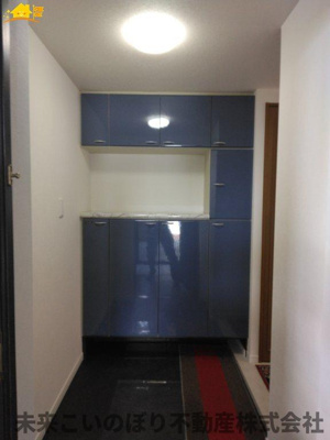 【玄関】 | ダイアパレス春日部センタースクエア | 内側から見た玄関はとても開放感があり、気持ちよくお出かけができます。
収納もしっかりあるので家族の靴をきちんと片づけておけます。