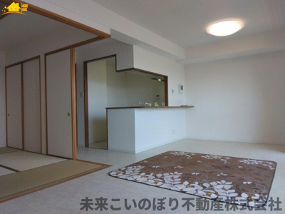 【居間・リビング】 | ダイアパレス春日部センタースクエア | 一日の中で多くの時間を過すことになるリビングダイニングだからこそ、いつも穏やかな空間であることが必然。爽やかな通風と採光を存分に感じる事が出来る空間です。