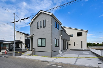 【外観】 | 太田第1新田赤堀町 リーブルガーデン　1号棟 | 青空に映える高級感のあるエクステリアです。
ぜひ一度ご見学ください！