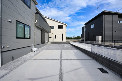 【駐車場】 | 太田第1新田赤堀町 リーブルガーデン　1号棟 | 並列駐車可能なカースペースです！お客様も遊びに来やすいですね♪