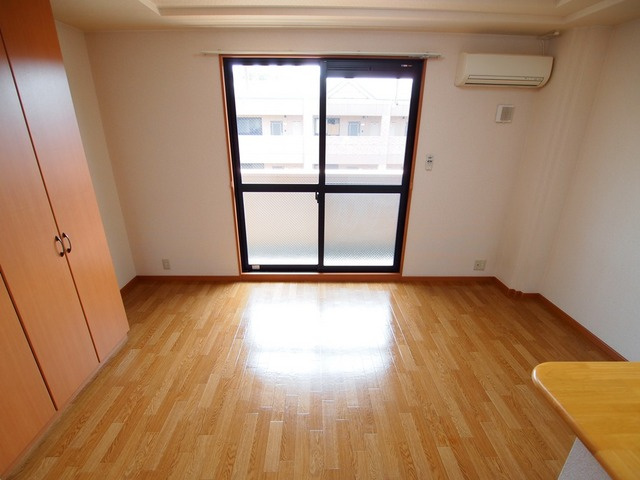 ラ・ポーラ滝川2の居間・リビング