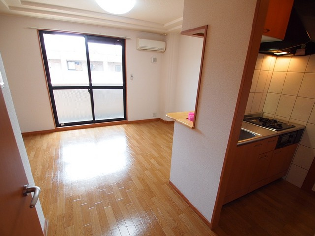 ラ・ポーラ滝川2の居間・リビング