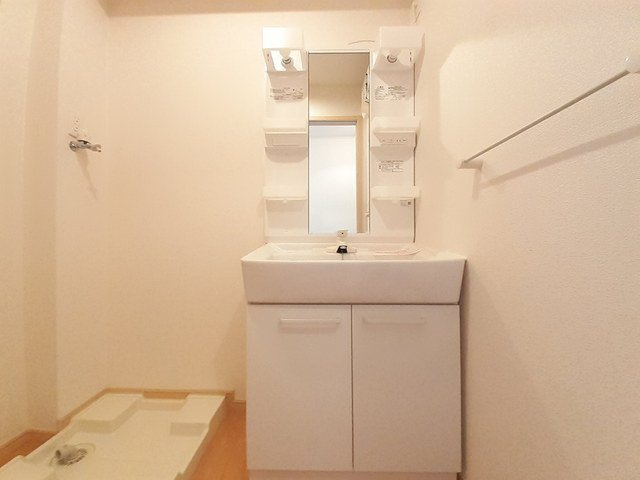 ウィステリアヒルの洗面所|明るい洗面所です