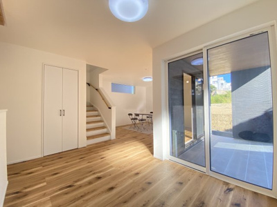 【居間・リビング】 | 宜野湾市我如古4丁目1期（全4棟）ラスト6号棟 | 6号棟　LDK18帖♪人気のリビング階段＆リビング収納付き♪