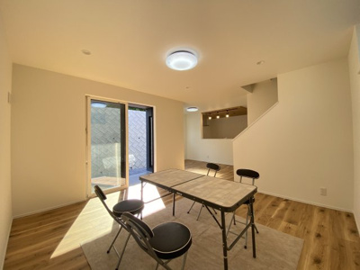 【居間・リビング】 | 宜野湾市我如古4丁目1期（全4棟）ラスト6号棟 | 6号棟　LDK18帖♪人気のリビング階段＆リビング収納付き♪