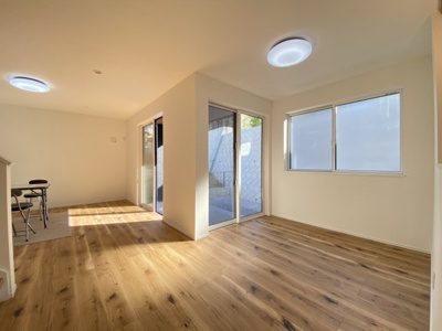 【居間・リビング】 | 宜野湾市我如古4丁目1期（全4棟）ラスト6号棟 | 6号棟　LDK18帖♪人気のリビング階段＆リビング収納付き♪