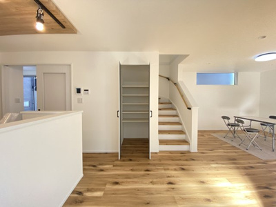 【居間・リビング】 | 宜野湾市我如古4丁目1期（全4棟）ラスト6号棟 | 6号棟　LDK18帖♪人気のリビング階段＆リビング収納付き♪