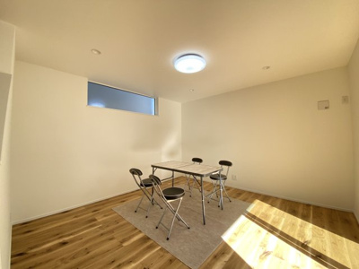 【居間・リビング】 | 宜野湾市我如古4丁目1期（全4棟）ラスト6号棟 | 6号棟　LDK18帖♪人気のリビング階段＆リビング収納付き♪