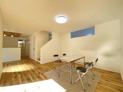 【居間・リビング】 | 宜野湾市我如古4丁目1期（全4棟）ラスト6号棟 | 6号棟　LDK18帖♪人気のリビング階段＆リビング収納付き♪