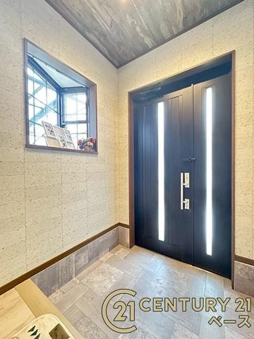 生駒市有里町　一戸建の玄関|■現地撮影写真■すっきりとした明るい玄関が家族やお客様を迎えてくれます！