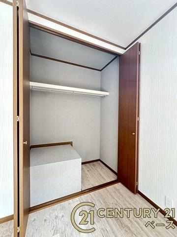 生駒市有里町　一戸建の収納|■現地撮影写真■冬物のコートや季節のものなどたくさんしまえる広さ！
