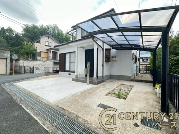 生駒市有里町　一戸建の駐車場|■現地撮影写真■駐車スペース３台分完備！