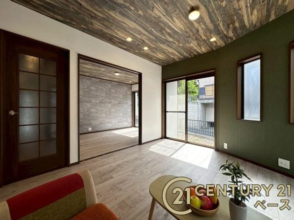 生駒市有里町　一戸建の居間・リビング|■現地撮影写真■大きな窓から柔らかい光が射し込みます！