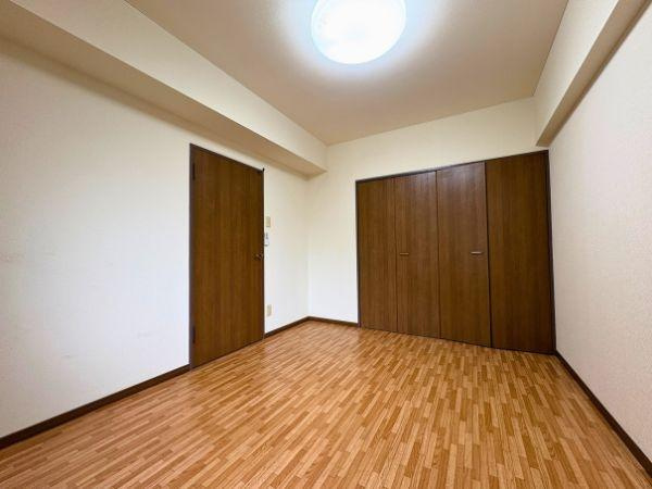 エメラルドマンション古国府の洋室|クローゼットもあり、プライベートの荷物もスッキリしまえます。