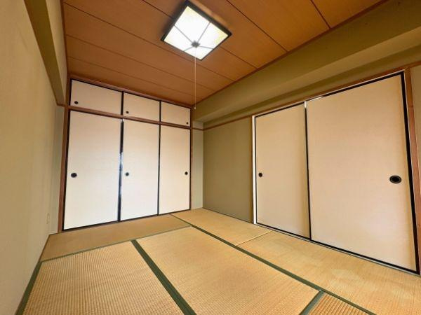 エメラルドマンション古国府の和室|和室は多用途に使えるので、お子様の遊び場としても、ご家族や友人の集まりにも対応できます。ゆっくりとくつろぐスペースとしても活用できます。