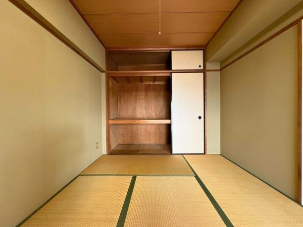 エメラルドマンション古国府の和室|和室は収納スペースも豊富です♪