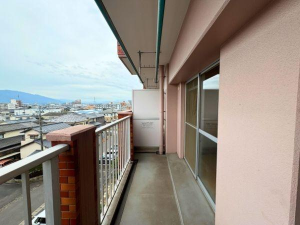 エメラルドマンション古国府のバルコニー|洗濯物を干しても余裕の広々としたバルコニー、風通しも良いです。
