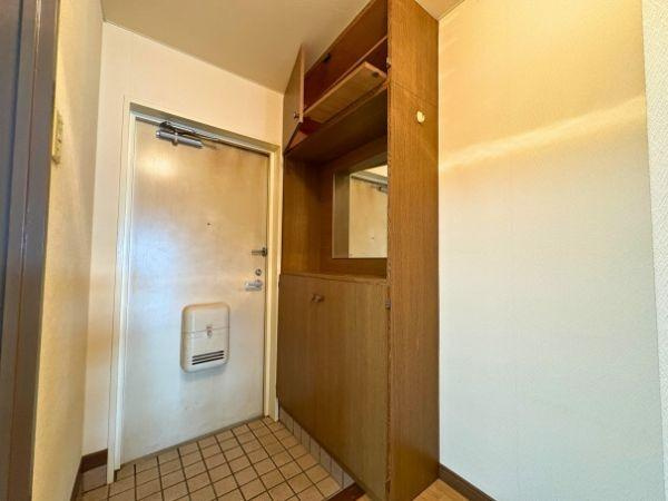 エメラルドマンション古国府の玄関|シューズボックスもあり、鏡で外出前に身だしなみをチェック♪