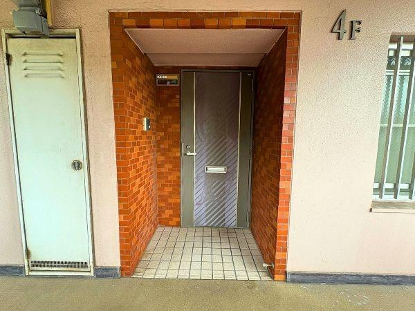 エメラルドマンション古国府の玄関|玄関が奥まっているからプライバシーも安心♪