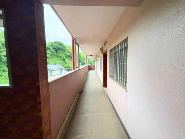 エメラルドマンション古国府のその他共用部分|玄関前の通路