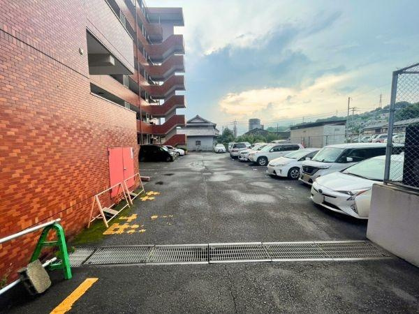 エメラルドマンション古国府のその他共用部分|マンション敷地内に平置きの駐車スペースあり◎