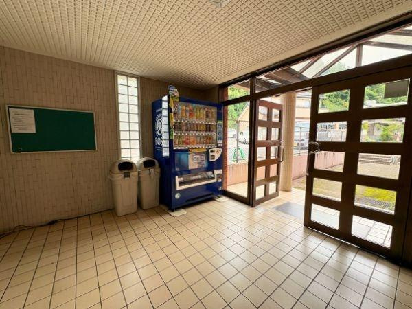 エメラルドマンション古国府のエントランス|自販機があるのでちょっとしたお買い物に便利です◎