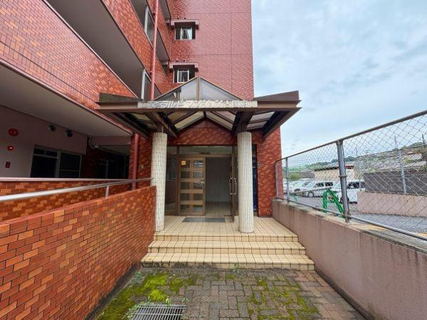 エメラルドマンション古国府のエントランス|雨の日にも安心の広い屋根付きのエントランス。