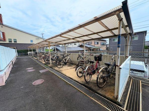 エメラルドマンション古国府のその他共用部分|自転車置き場も充実しています。