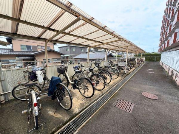 エメラルドマンション古国府のその他共用部分|広々とした駐輪場で快適な毎日をサポート！