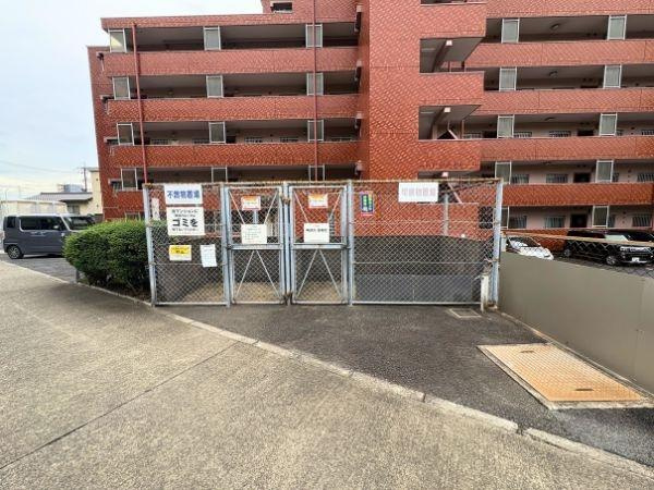 エメラルドマンション古国府のその他共用部分|駐車場から接道への動線にゴミステーションがあります。朝の忙しい時間帯のゴミ出しもスムーズに!
