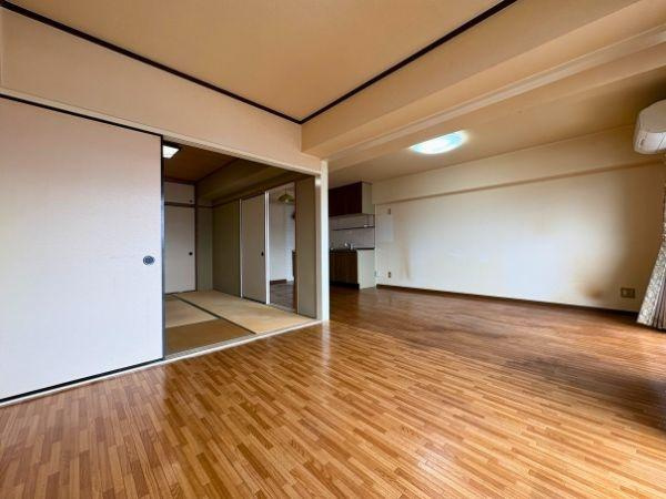 エメラルドマンション古国府の居間・リビング|和室とつながっており、襖を開けると広々とした空間に感じられますね。