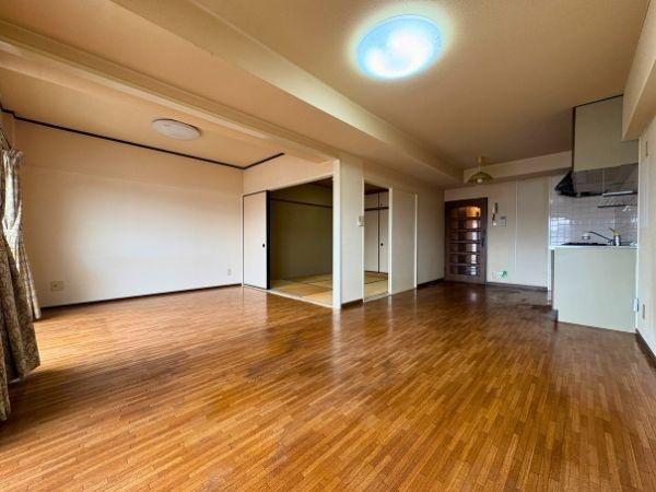 エメラルドマンション古国府の居間・リビング|キッチンからご家族の様子が見渡せる設計なので小さいお子様がいるご家庭でも安心！