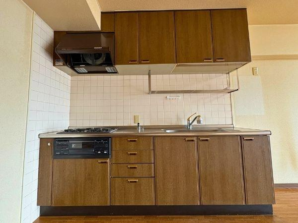 エメラルドマンション古国府のキッチン|IHコンロ付きのシステムキッチンで、安全・快適なクッキングを。シンク下と吊戸棚で収納力があります。