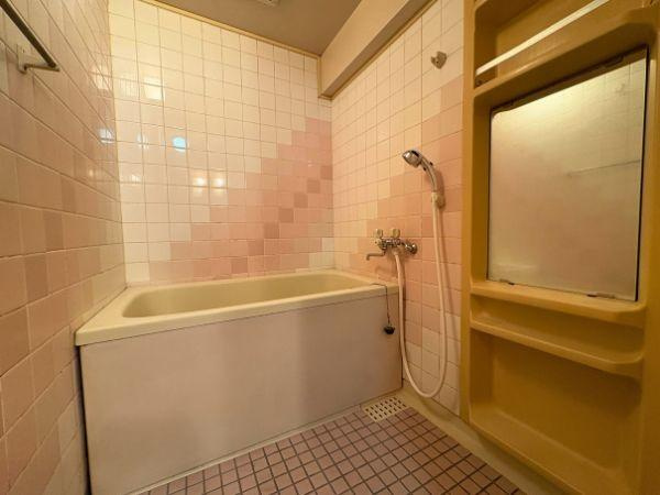 エメラルドマンション古国府の浴室|ピンクのタイルの内装がかわいいレトロなのバスルーム♪毎日のバスタイムが癒しの時間になりそう。