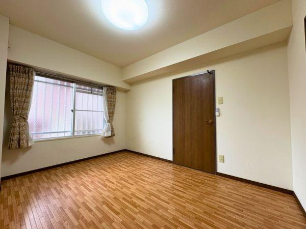 エメラルドマンション古国府の洋室|5.5帖の洋室はお子様部屋はもちろん、書斎や趣味部屋としても使いやすい広さ。