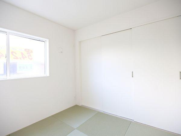 久原中央第4-1号棟の和室|シンプルで明るい雰囲気の和室です。白を基調とした壁面とたたみが調和しています。収納スペースが充実しておりすっきりとした空間が広がります。窓からの採光で室内が明るく保たれます。