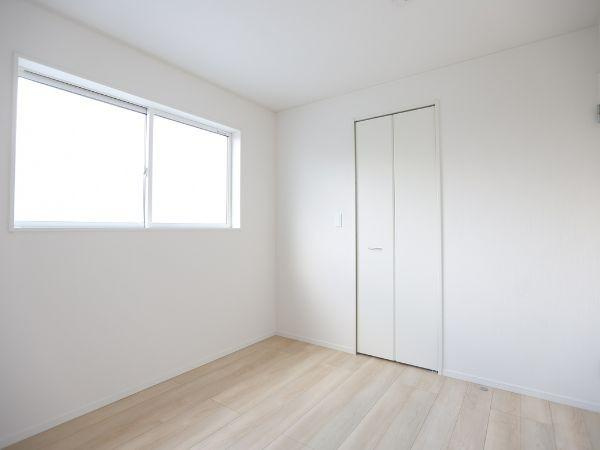 久原中央第4-1号棟の洋室|窓からの明るい光が室内をやさしく照らしています。白を基調とした壁とナチュラルなフローリングが調和しています。コンパクトな洋室なのでさまざまな用途に活用できそうです。