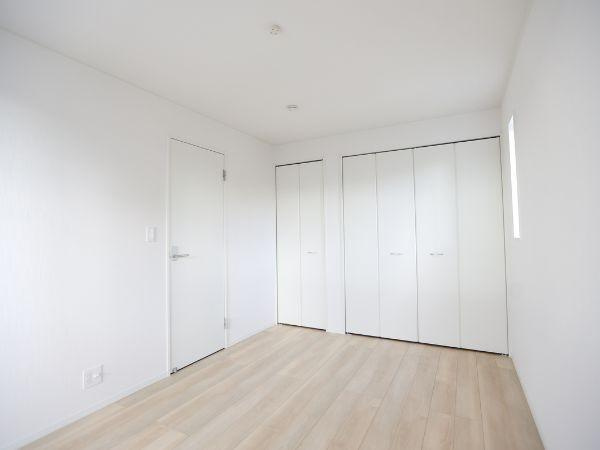 久原中央第4-1号棟の洋室|白を基調とした洋室は明るく広がりのある空間を演出します。ナチュラルなフローリングが温かみを感じさせます。大きなクローゼットが収納の幅を広げすっきりとした印象を与えます。