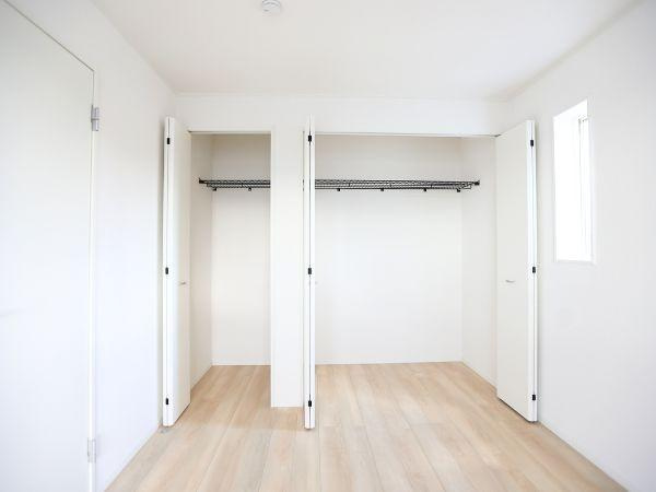 久原中央第4-1号棟の収納|扉が大きく開放的な収納スペースが備わっています。明るい室内で使い勝手の良さが感じられます。壁面にはシンプルなハンガーポールが設置されており様々な用途に利用いただけます。床まで続く広々とした構造です。