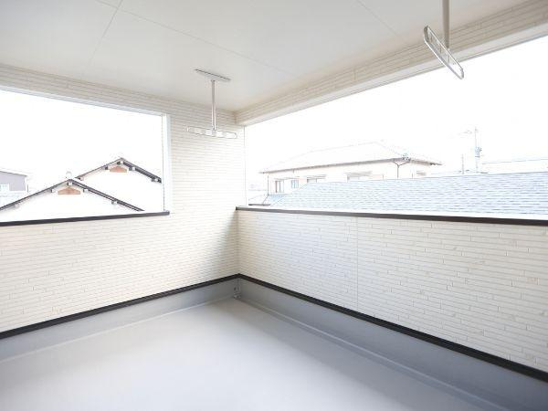 久原中央第4-1号棟のバルコニー|広々としたバルコニーは開放感があり明るい空間が魅力です。外からの視線が気になりにくい設計です。屋根付きで雨の日も安心して使えます。室外干しにも便利な設備が備わっています。