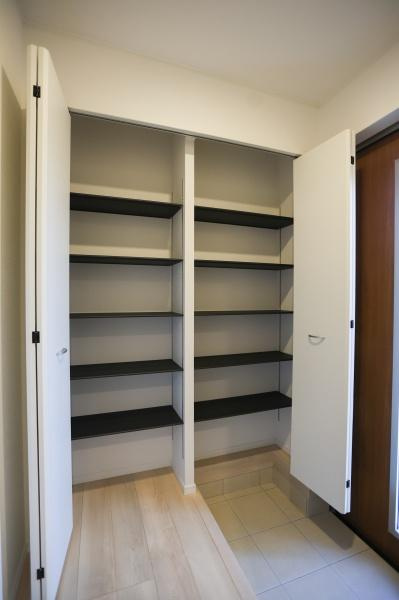 久原中央第4-1号棟の収納|可動式の棚が設置された収納スペースです。扉付きで目隠しが可能なためすっきりとした空間を維持できます。奥行きがありさまざまな物の整理に便利です。収納力を重視される方におすすめの仕様です。