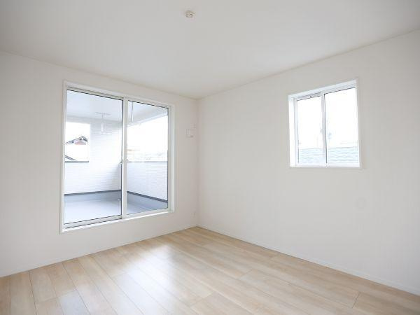 久原中央第4-1号棟の洋室|大きな窓からたっぷりと自然光が差し込み明るい印象の洋室です。シンプルな設計で家具の配置がしやすい空間となっています。フローリングの床が清潔感を与え快適に過ごせる環境です。
