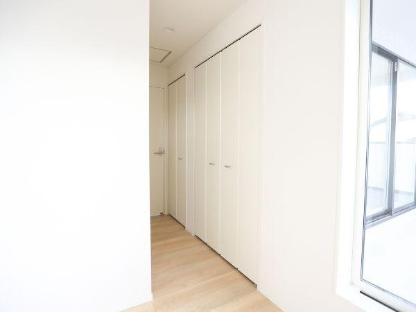 久原中央第4-1号棟の収納|収納スペースが壁一面に設けられておりすっきりとした印象を与えます。シンプルなデザインでお部屋を広く見せる効果も感じられます。白を基調とした内装が爽やかな空間を演出します。