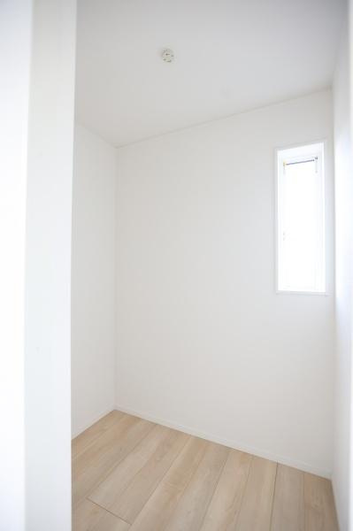 久原中央第4-1号棟の収納|シンプルで使いやすい収納スペースです。小窓付きで自然光が差し込みます。すっきりと整理整頓に役立ちます。明るいフローリングも特徴的です。無駄のない空間設計が魅力です。