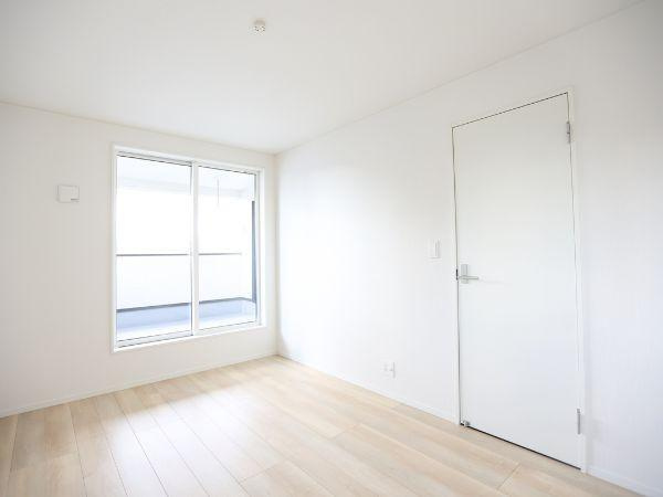 久原中央第4-1号棟の洋室|明るい光が差し込む洋室はシンプルな内装でさまざまなインテリアに調和します。広がりを感じるフローリングが魅力的です。清潔感のあるホワイト基調ですっきりとした印象を与えます。