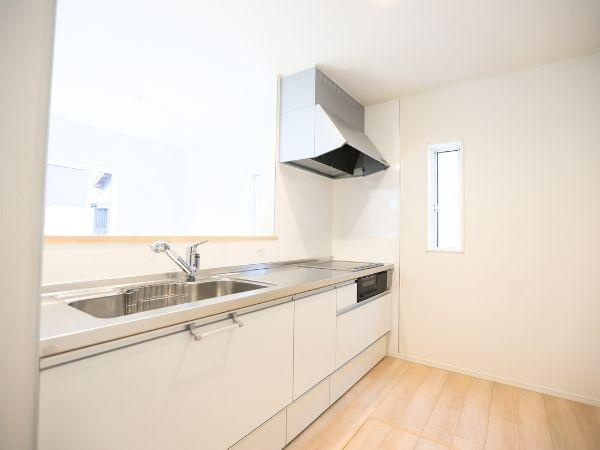 久原中央第4-1号棟のキッチン|清潔感のあるキッチンは明るい色合いで開放的な印象です。窓から光が入りやすく手元も明るくなります。収納スペースも充実しており使い勝手の良い空間です。作業スペースが広く日々の調理も快適に行えます。