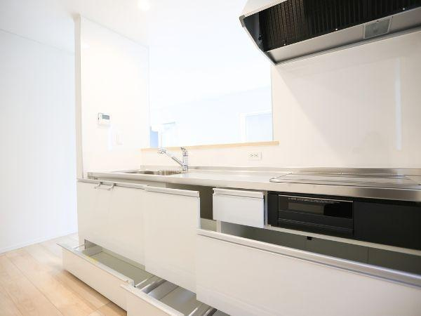 久原中央第4-1号棟のキッチン|引き出し収納が豊富でキッチンスペースをすっきり使えます。換気扇やシンクも清潔感があり使いやすい印象です。明るい雰囲気の空間が広がっており動線も確保されています。スタイリッシュなデザインが魅力です。